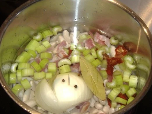 Rezept: Cassoulet mit weissen Bohnen und gratiniertem Seewolffilet Bild Nr. 2 Cassoulet mit weissen Bohnen und gratiniertem Seewolffilet - Rezept - Bild Nr. 2