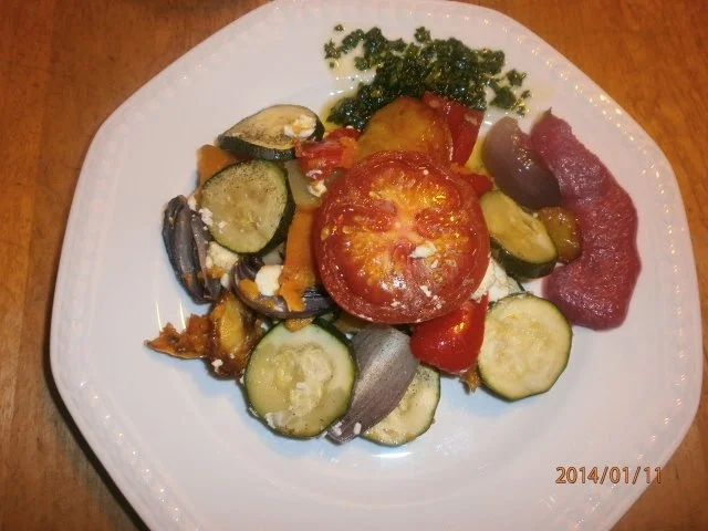 Rezept: Ofengemüse mit Rote-Bete-Soße und grünem Chilliöl Ofengemüse mit Rote-Bete-Soße und grünem Chilliöl - Rezept