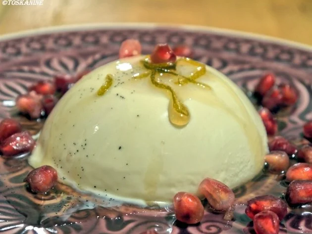 Rum-Pannacotta mit Limettensirup und Granatapfelkernen - Rezept