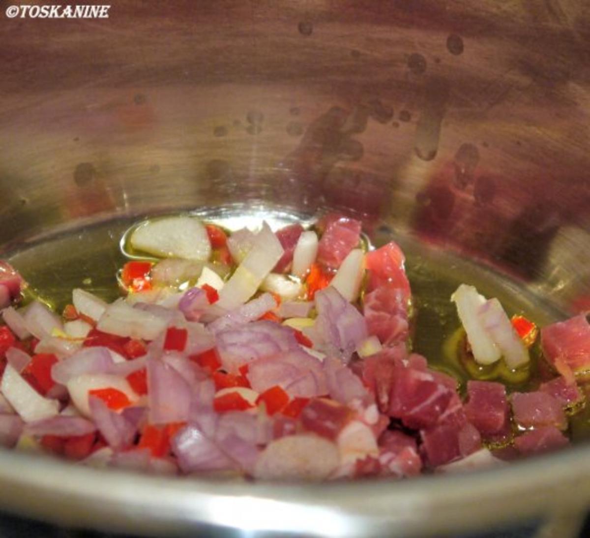 Tagliatelle mit einer Sauce aus Tomaten, Schinkenspeck und Chili - Rezept - Bild Nr. 6