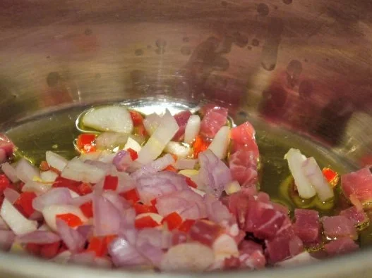 Tagliatelle mit einer Sauce aus Tomaten, Schinkenspeck und Chili - Rezept - Bild Nr. 6