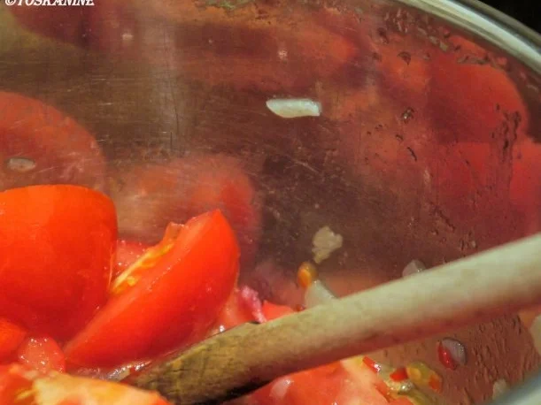 Tagliatelle mit einer Sauce aus Tomaten, Schinkenspeck und Chili - Rezept - Bild Nr. 7