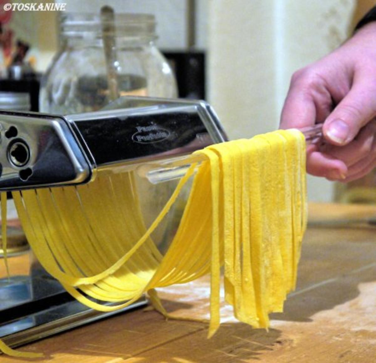 Tagliatelle mit einer Sauce aus Tomaten, Schinkenspeck und Chili - Rezept - Bild Nr. 8