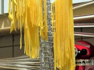 Tagliatelle mit einer Sauce aus Tomaten, Schinkenspeck und Chili - Rezept - Bild Nr. 9