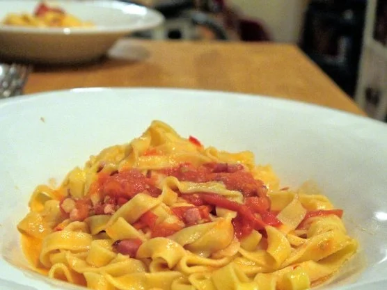 Tagliatelle mit einer Sauce aus Tomaten, Schinkenspeck und Chili - Rezept - Bild Nr. 10