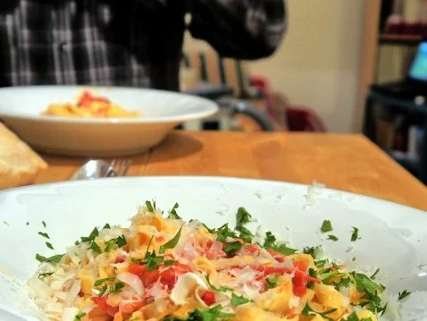 Tagliatelle mit einer Sauce aus Tomaten, Schinkenspeck und Chili - Rezept - Bild Nr. 11