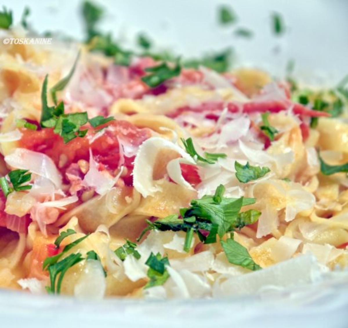 Tagliatelle mit einer Sauce aus Tomaten, Schinkenspeck und Chili - Rezept