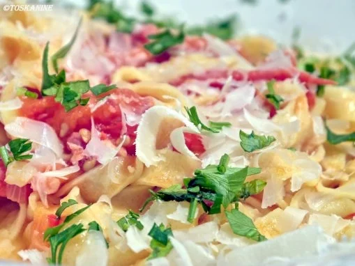 Tagliatelle mit einer Sauce aus Tomaten, Schinkenspeck und Chili - Rezept