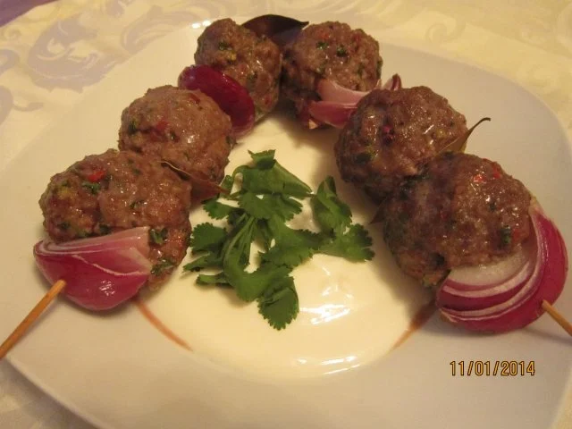 Rezept: Lammhackspieße auf Joghurt Lammhackspieße auf Joghurt - Rezept