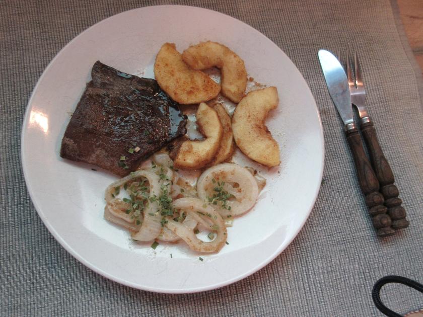 Leber gebraten mit Zwiebel- und Apfelscheiben - Rezept - kochbar.de