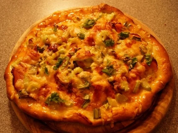 Scharfe Pizza mit Stangensellerie - Rezept