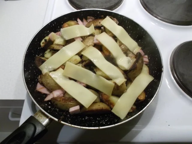 Rezept: Kartoffeln: Bratkartoffeln mit Burgunderbraten und Bergkäse Bild Nr. 6 Kartoffeln: Bratkartoffeln mit Burgunderbraten und Bergkäse - Rezept - Bild Nr. 6