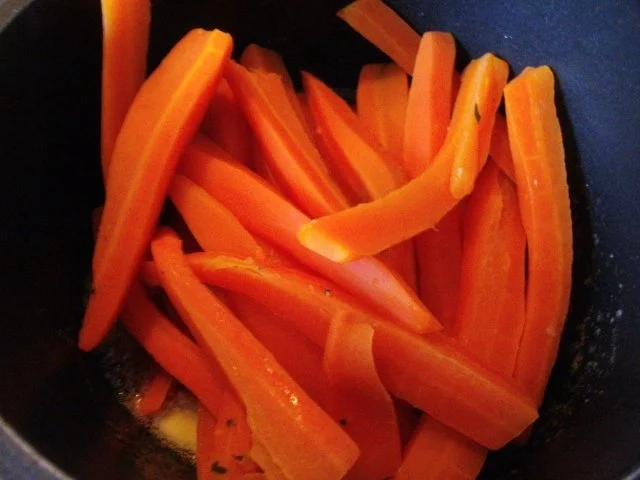 Lachs in Limetten-Schnittlauchsahnesosse mit Orangen-Ingwermöhrengemüse - Rezept - Bild Nr. 3