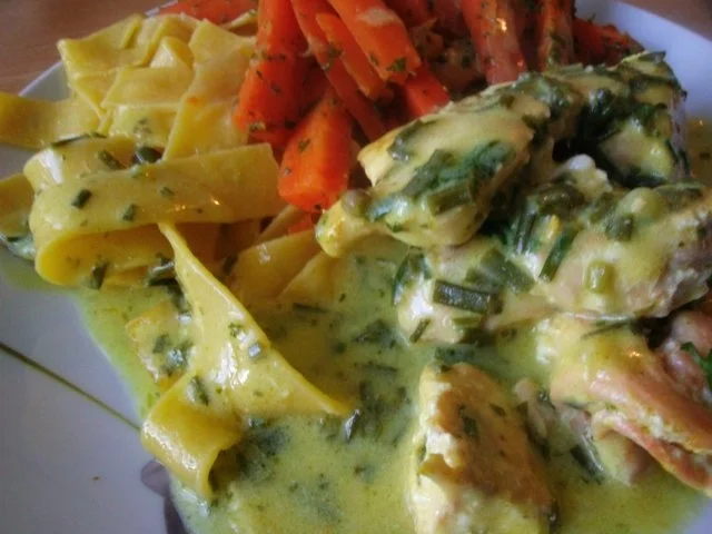 Lachs in Limetten-Schnittlauchsahnesosse mit Orangen-Ingwermöhrengemüse - Rezept