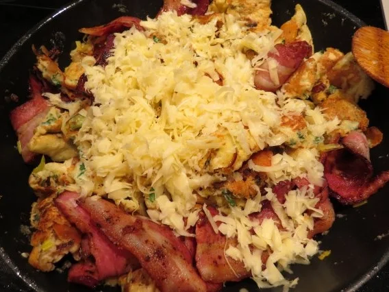 Porree-Käseschmarrn mit Speck - Rezept