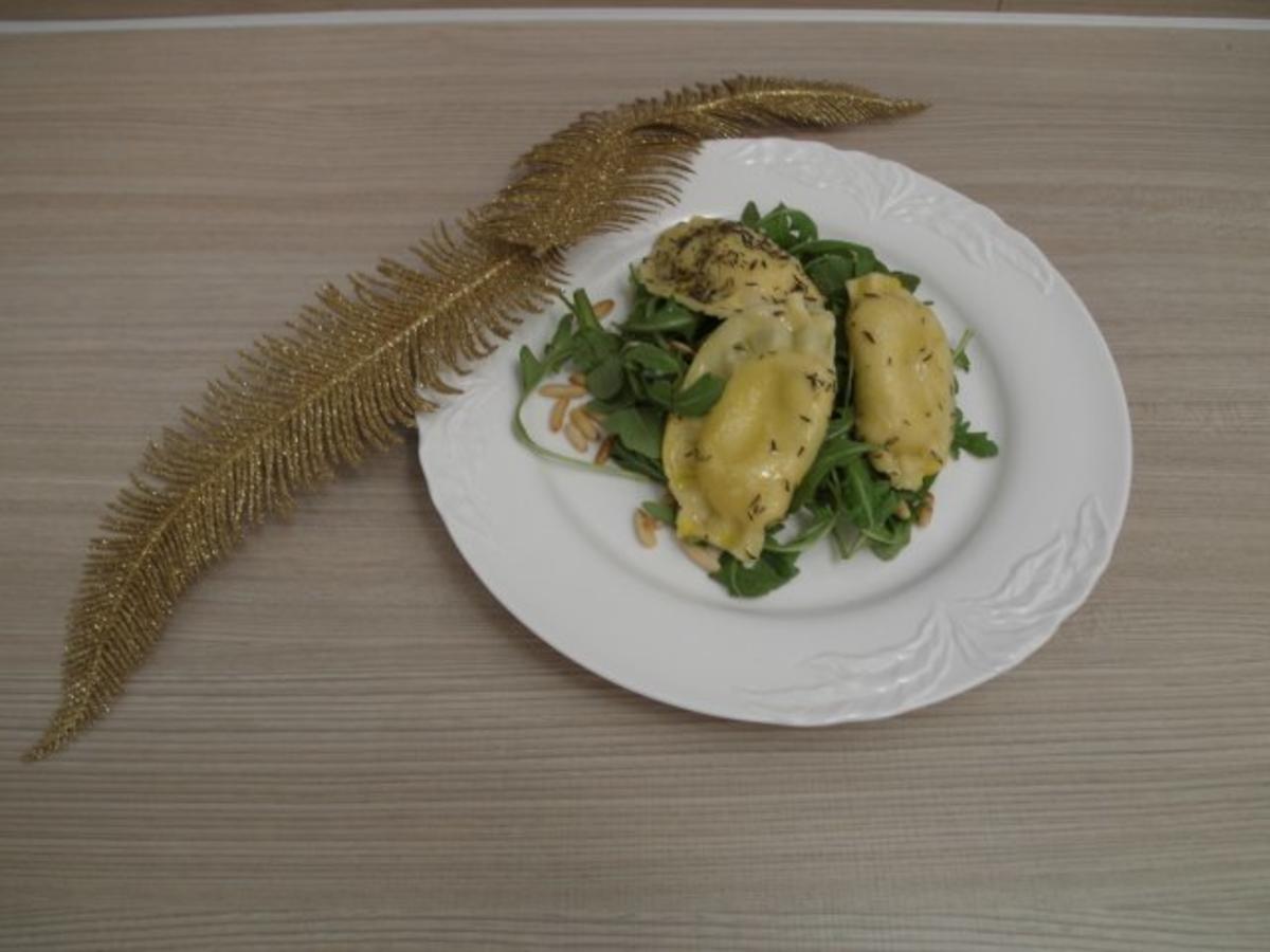 Bilder für Ravioli gefüllt mit Ricotta, Ziegenkäse und Kräuter der Provence auf Rucola mit Pinienkern - Rezept