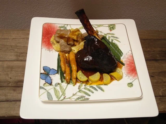 Lammstelze mit Sardellen-Honigglasur, dazu Sommergemüse in Rosmarinjus und Maronengnocchi - Rezept