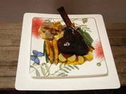 Lammstelze mit Sardellen-Honigglasur, dazu Sommergemüse in Rosmarinjus und Maronengnocchi - Rezept