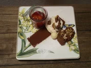 Rezept: Schwarz-weiรe Mousse, mal cremig, mal kernig dazu Zwetschgenkompott Schwarz-weiรe Mousse, mal cremig, mal kernig dazu Zwetschgenkompott - Rezept