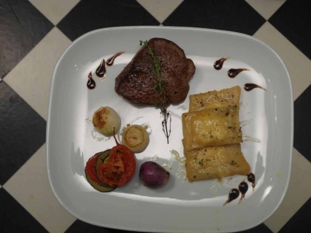 Filetsteaks mit Ravioli, Ratatouille-Gemüse und karamellisierte ...