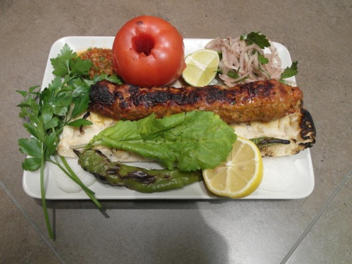 Bilder für Adana Kebab auf Fladenbrot und Salat - Rezept