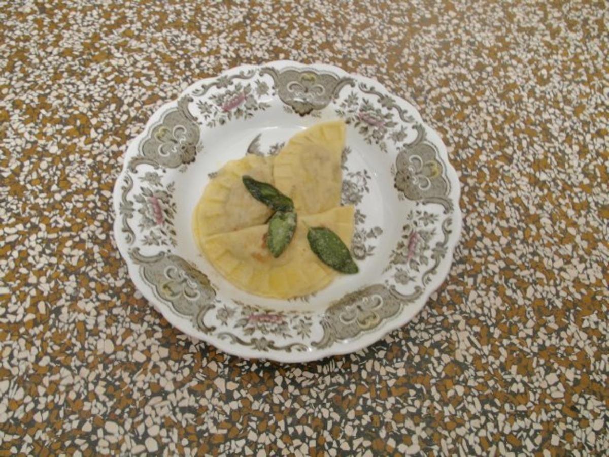 Hausgemachte Ravioli mit Steinpilz-Ricotta-Füllung auf Salbeibutter - Rezept