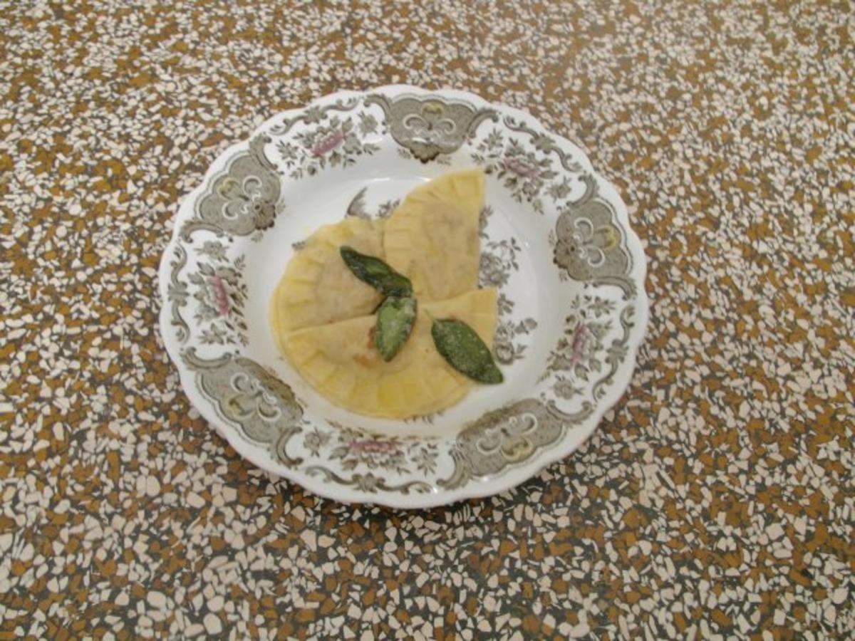 Hausgemachte Ravioli mit Steinpilz-Ricotta-Füllung auf Salbeibutter ...