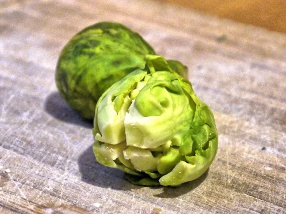 Salbei-Rahmgeflügelleber, Kastanien-Schupfnudeln, Rosenkohl - Rezept - Bild Nr. 7