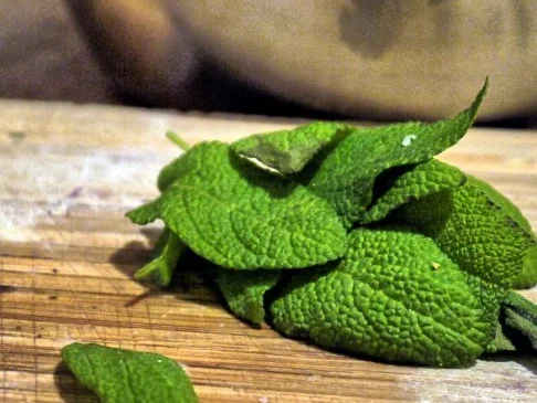 Salbei-Rahmgeflügelleber, Kastanien-Schupfnudeln, Rosenkohl - Rezept - Bild Nr. 9