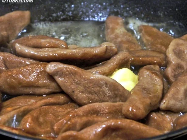 Salbei-Rahmgeflügelleber, Kastanien-Schupfnudeln, Rosenkohl - Rezept - Bild Nr. 16