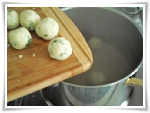 Rezept: Ricotta-Petersilie Klößchen = als vielseitige Beilage Bild Nr. 14 Ricotta-Petersilie Klößchen = als vielseitige Beilage - Rezept - Bild Nr. 14