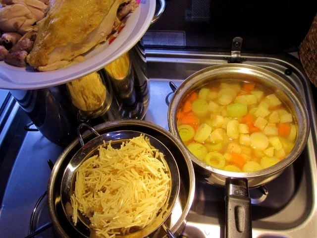 Hühnersuppe vom Maishuhn für einen Kranken ... - Rezept - Bild Nr. 5