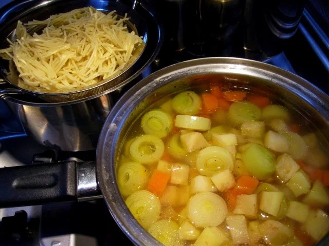 Hühnersuppe vom Maishuhn für einen Kranken ... - Rezept - Bild Nr. 6