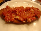 Beef Tatar mit gerösteten Knoblauchbrot - Rezept