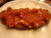 Rezept: Beef Tatar mit gerösteten Knoblauchbrot Beef Tatar mit gerösteten Knoblauchbrot - Rezept