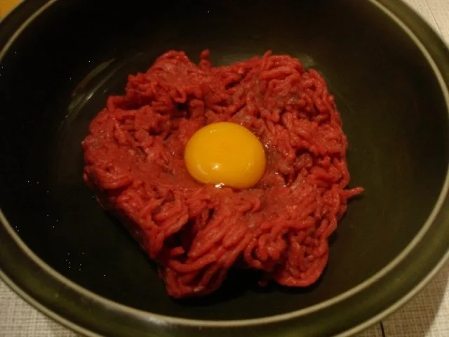 Beef Tatar mit gerösteten Knoblauchbrot - Rezept - Bild Nr. 3