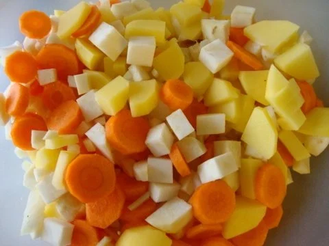 Rezept: Selleriesuppe mit Bräteinlage Bild Nr. 3 Selleriesuppe mit Bräteinlage - Rezept - Bild Nr. 3