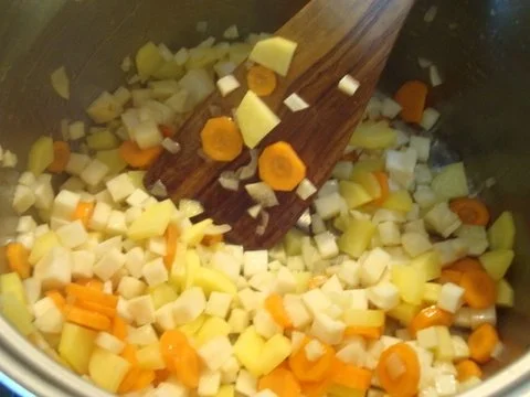 Rezept: Selleriesuppe mit Bräteinlage Bild Nr. 4 Selleriesuppe mit Bräteinlage - Rezept - Bild Nr. 4