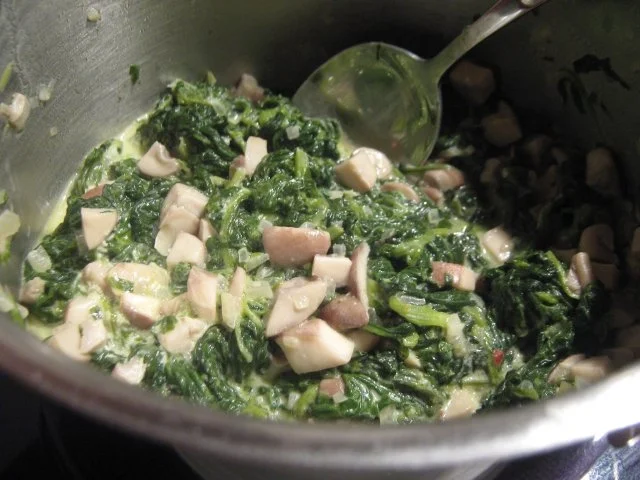 Scholle in Parmesan-Ei-Hülle gebraten auf Schaumweincreme-Spinat und Steinpilz-Risotto - Rezept - Bild Nr. 2