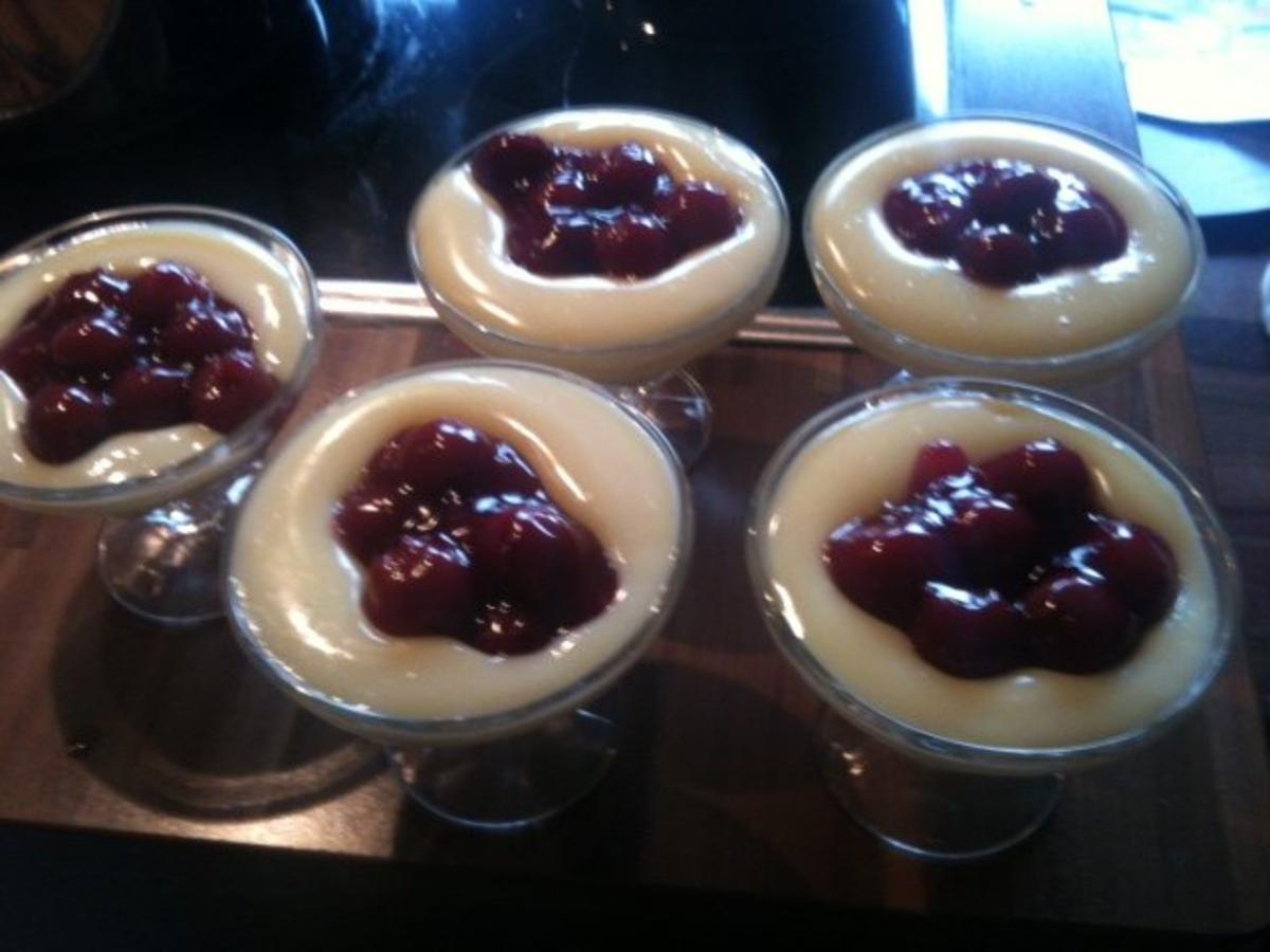 Vanillepudding mit heissen Kirschen - Rezept von cybercookie12