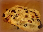 Tomaten-Oliven-Focaccia; mediterranes Brot - Rezept