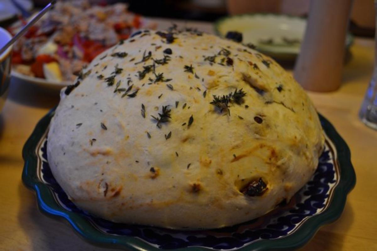 Tomaten-Oliven-Focaccia; mediterranes Brot - Rezept - Bild Nr. 2