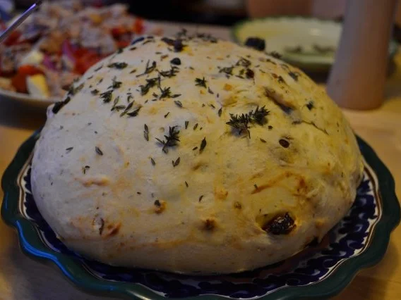 Tomaten-Oliven-Focaccia; mediterranes Brot - Rezept - Bild Nr. 2