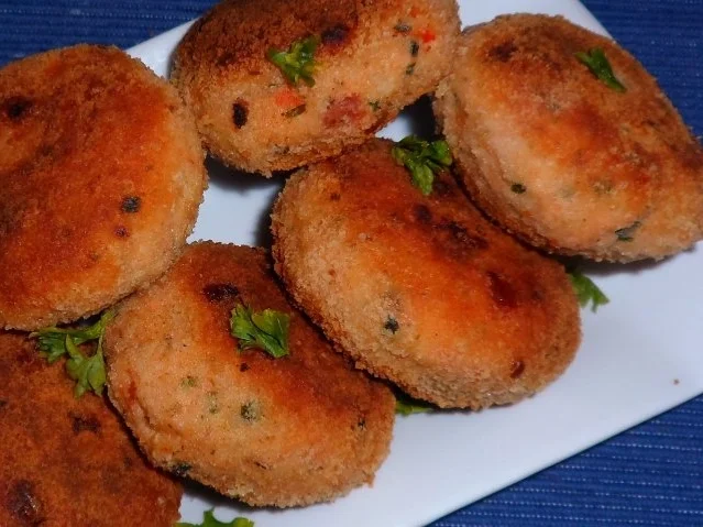 Fisch: Knusprige Lachsfrikadellen mit Speck - Rezept