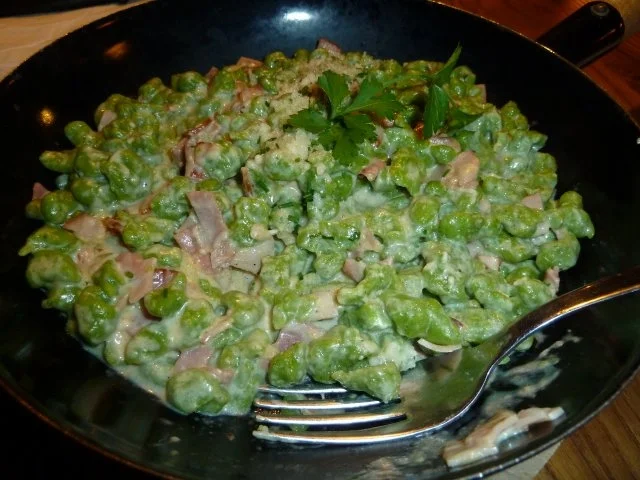 Rezept: Vegetarisch : Spinatspätzle in Zwiebel - Sahne - Soße Vegetarisch : Spinatspätzle in Zwiebel - Sahne - Soße - Rezept