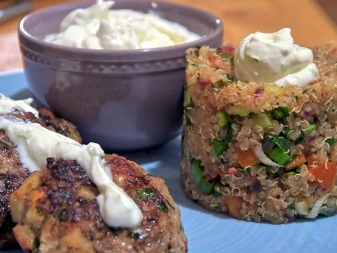 Bunter Quinoa mit Bouletten und Knoblauch-Limetten-Dip - Rezept - Bild Nr. 18