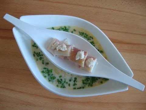 Rezept: Sauerkrautrahmsüppchen mit geräucherter Forelle Sauerkrautrahmsüppchen mit geräucherter Forelle - Rezept