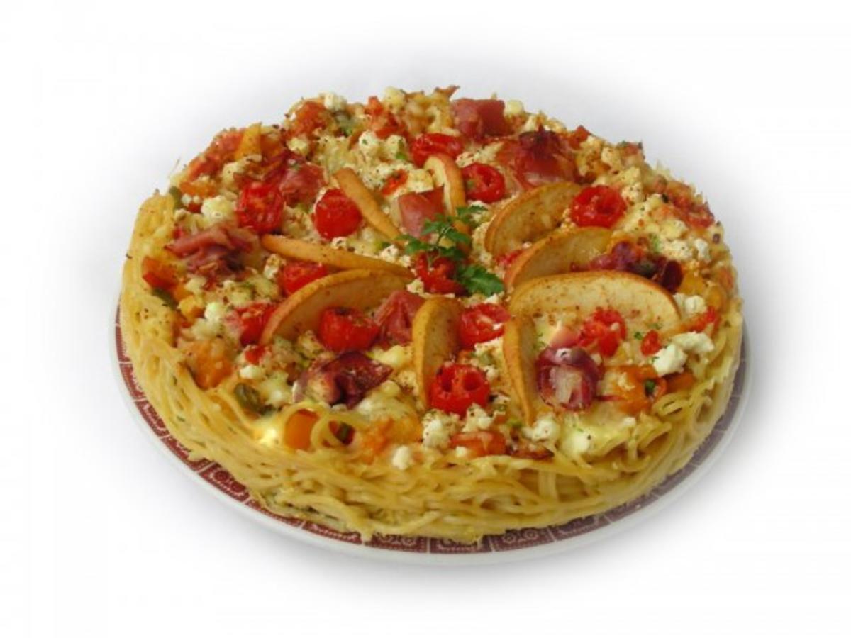Spaghetti-Pizza mit Schafskäse, Gemüse und Schinkenspeck - Rezept