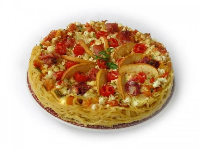 Spaghetti-Pizza mit Schafskäse, Gemüse und Schinkenspeck - Rezept