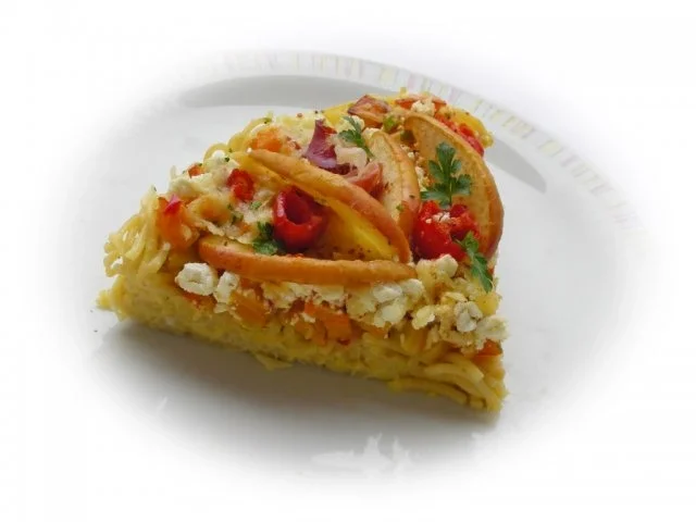 Spaghetti-Pizza mit Schafskäse, Gemüse und Schinkenspeck - Rezept - Bild Nr. 2